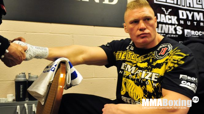 070516 UFC Brock Lesnar Glove.vadapt.664.high.76